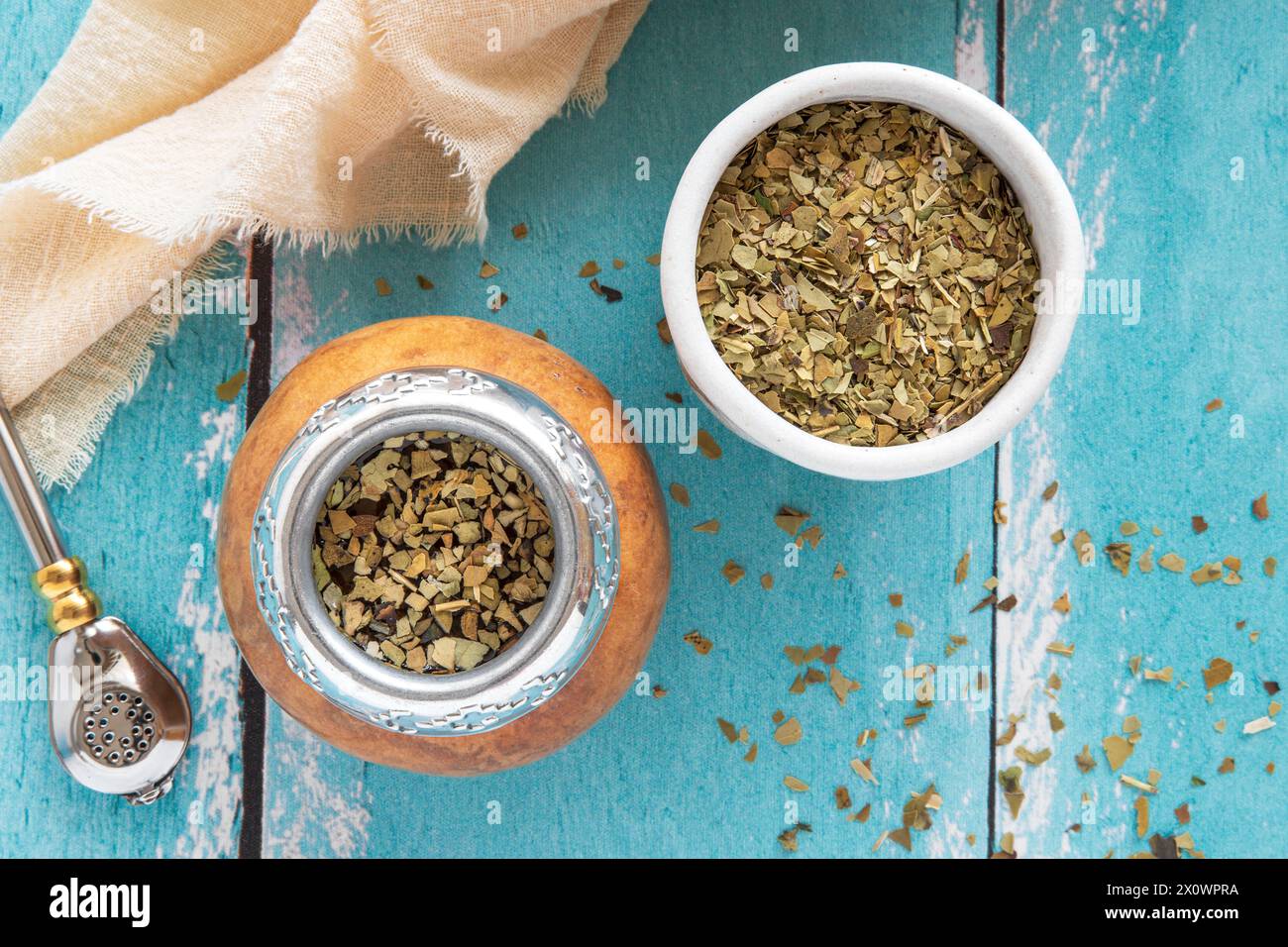 Mate Tea in un tipico calabash sudamericano, con foglie secche accanto Foto Stock