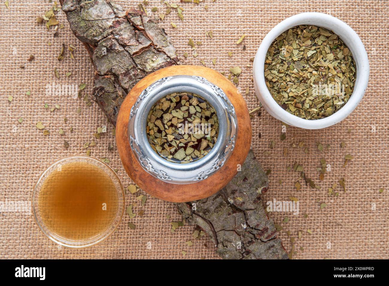Mate Tea in un tipico calabash sudamericano, con foglie secche accanto Foto Stock