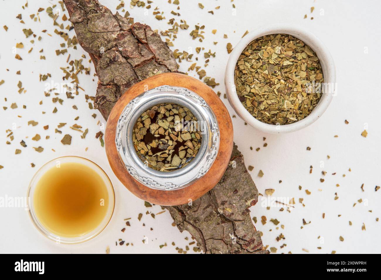 Mate Tea in un tipico calabash sudamericano, con foglie secche accanto Foto Stock