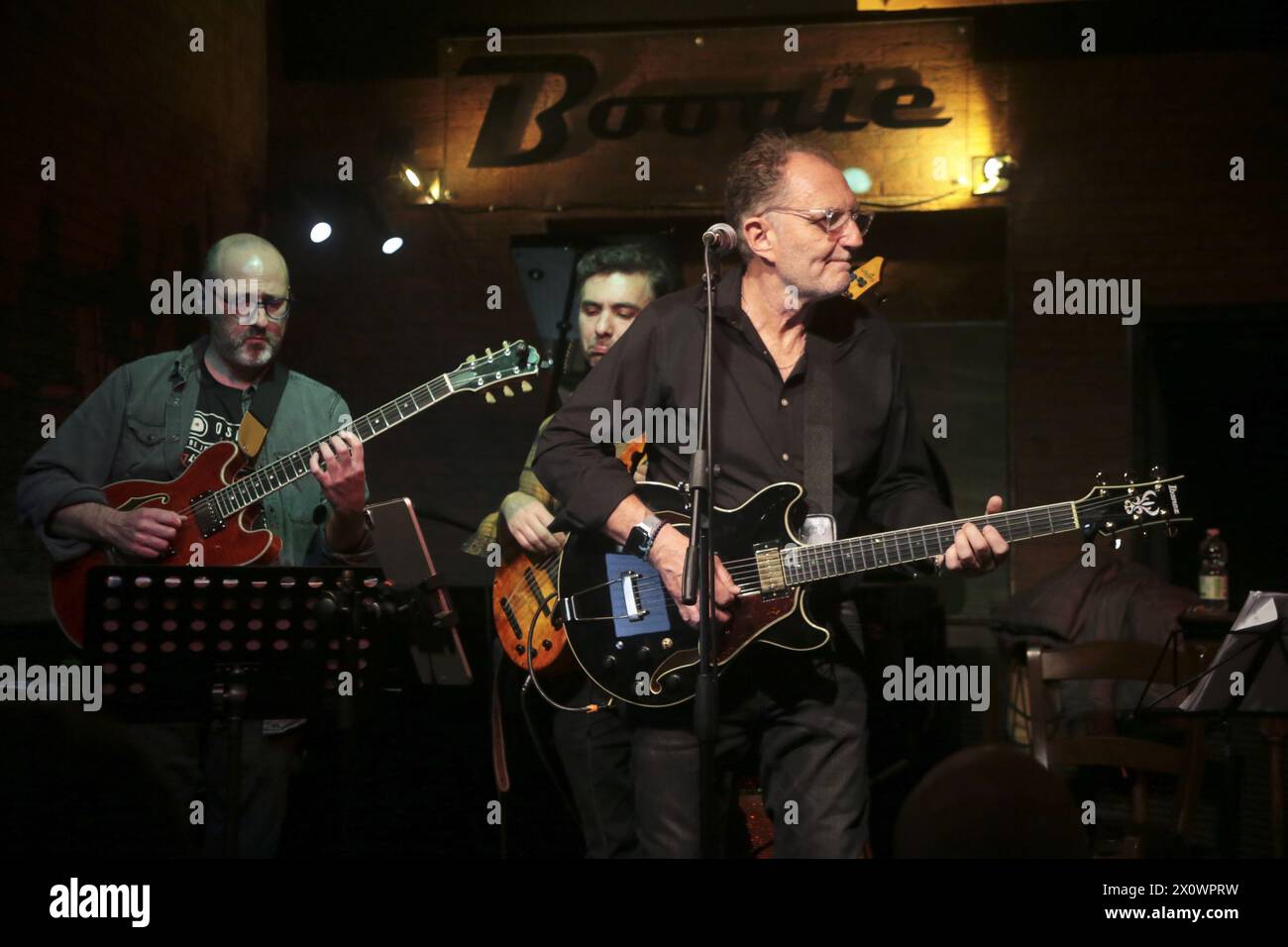 Roma, Italia. 13 aprile 2024. David Blamires e Killer Combo al Boogie Club di Roma. La band offre canzoni incentrate sulla vocalità di Blamires, pezzi conosciuti e suonati anche con il Pat Metheny Group, di cui è stato un membro ufficiale e stabile tra gli anni '80 e '90, esibendosi in tutto il mondo e vincendo due Grammy Awards. Formazione: David Blamires voce ed effetti chitarra; Luigi Masciari chitarra; Giampiero Locatelli pianoforte; Francesco Poeri basso; Pietro Iodice batteria. (Foto di Daniela Franceschelli/Pacific Press) credito: Pacific Press Media Production Corp./Alamy Live News Foto Stock