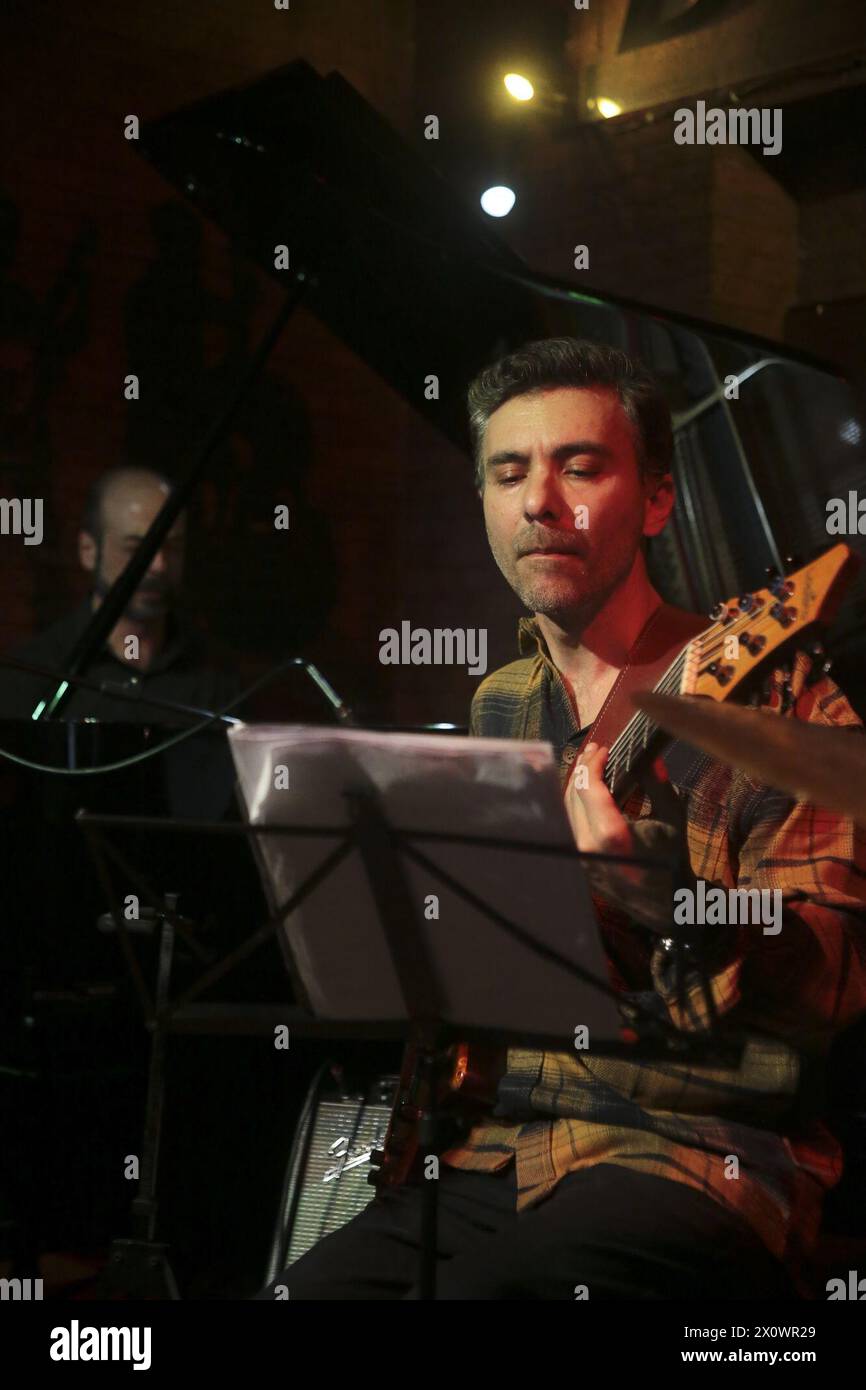 13 aprile 2024, Roma, Lazio, Italia: David Blamires e Killer Combo al Boogie Club di Roma. La band offre canzoni incentrate sulla vocalità di Blamires, pezzi conosciuti e suonati anche con il Pat Metheny Group, di cui è stato un membro ufficiale e stabile tra gli anni '80 e '90, esibendosi in tutto il mondo e vincendo due Grammy Awards. Formazione: David Blamires voce ed effetti chitarra; Luigi Masciari chitarra; Giampiero Locatelli pianoforte; Francesco Poeri basso; Pietro Iodice batteria. (Credit Image: © Daniela Franceschelli/Pacific Press via ZUMA Press Wire) SOLO PER USO EDITORIALE! Non per Commercial USA Foto Stock