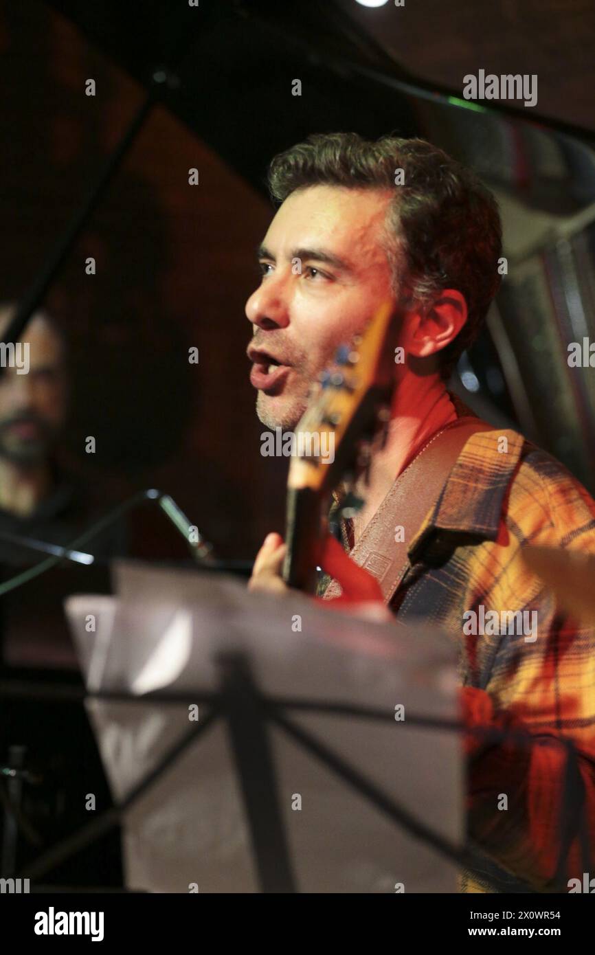 13 aprile 2024, Roma, Lazio, Italia: David Blamires e Killer Combo al Boogie Club di Roma. La band offre canzoni incentrate sulla vocalità di Blamires, pezzi conosciuti e suonati anche con il Pat Metheny Group, di cui è stato un membro ufficiale e stabile tra gli anni '80 e '90, esibendosi in tutto il mondo e vincendo due Grammy Awards. Formazione: David Blamires voce ed effetti chitarra; Luigi Masciari chitarra; Giampiero Locatelli pianoforte; Francesco Poeri basso; Pietro Iodice batteria. (Credit Image: © Daniela Franceschelli/Pacific Press via ZUMA Press Wire) SOLO PER USO EDITORIALE! Non per Commercial USA Foto Stock