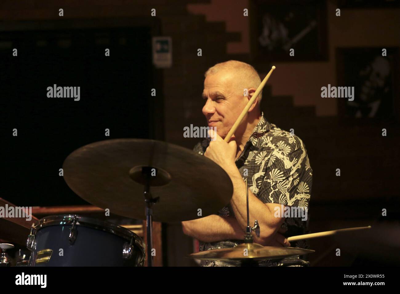 13 aprile 2024, Roma, Lazio, Italia: David Blamires e Killer Combo al Boogie Club di Roma. La band offre canzoni incentrate sulla vocalità di Blamires, pezzi conosciuti e suonati anche con il Pat Metheny Group, di cui è stato un membro ufficiale e stabile tra gli anni '80 e '90, esibendosi in tutto il mondo e vincendo due Grammy Awards. Formazione: David Blamires voce ed effetti chitarra; Luigi Masciari chitarra; Giampiero Locatelli pianoforte; Francesco Poeri basso; Pietro Iodice batteria. (Credit Image: © Daniela Franceschelli/Pacific Press via ZUMA Press Wire) SOLO PER USO EDITORIALE! Non per Commercial USA Foto Stock