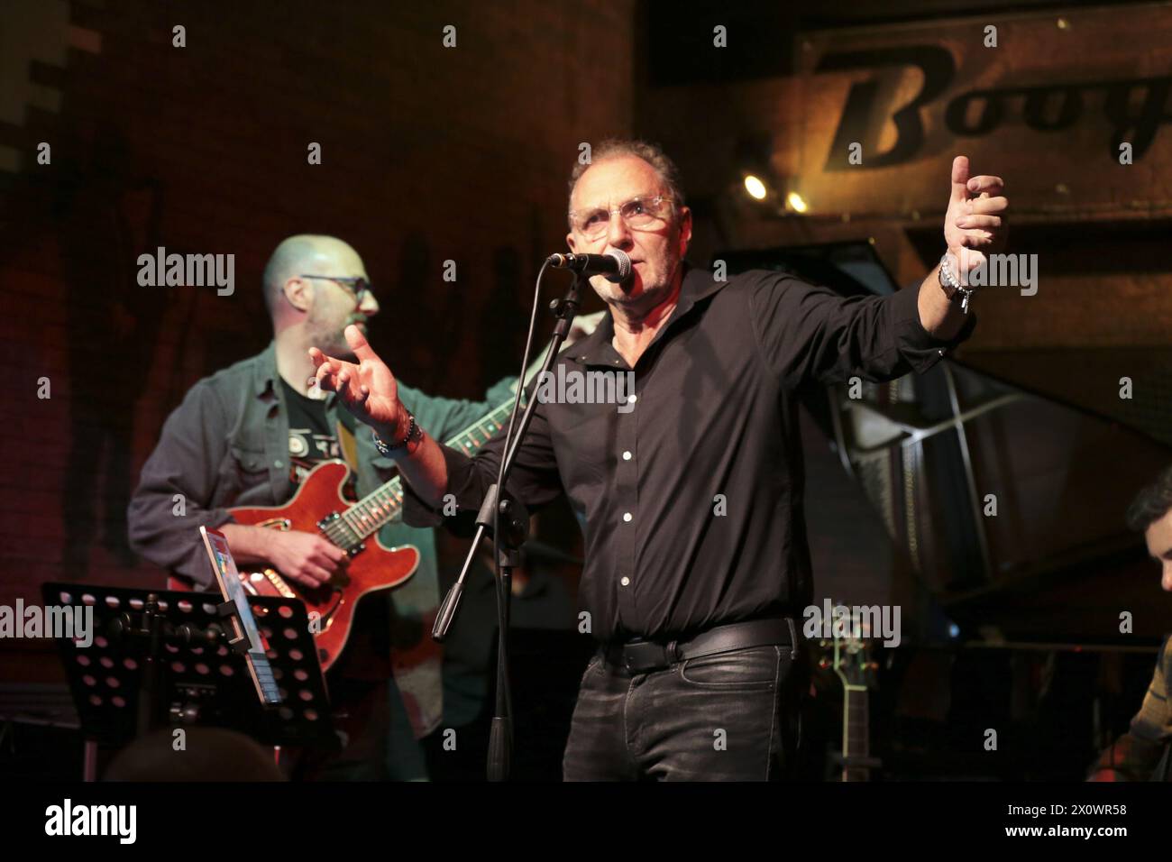 13 aprile 2024, Roma, Lazio, Italia: David Blamires e Killer Combo al Boogie Club di Roma. La band offre canzoni incentrate sulla vocalità di Blamires, pezzi conosciuti e suonati anche con il Pat Metheny Group, di cui è stato un membro ufficiale e stabile tra gli anni '80 e '90, esibendosi in tutto il mondo e vincendo due Grammy Awards. Formazione: David Blamires voce ed effetti chitarra; Luigi Masciari chitarra; Giampiero Locatelli pianoforte; Francesco Poeri basso; Pietro Iodice batteria. (Credit Image: © Daniela Franceschelli/Pacific Press via ZUMA Press Wire) SOLO PER USO EDITORIALE! Non per Commercial USA Foto Stock