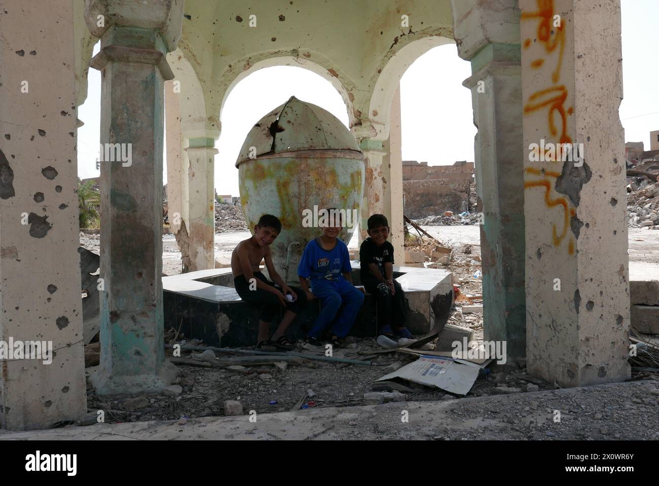 Distruzione nella città vecchia di Mosul, Iraq, dopo la battaglia contro lo Stato islamico con la distrutta moschea al-Nuri. Foto Stock