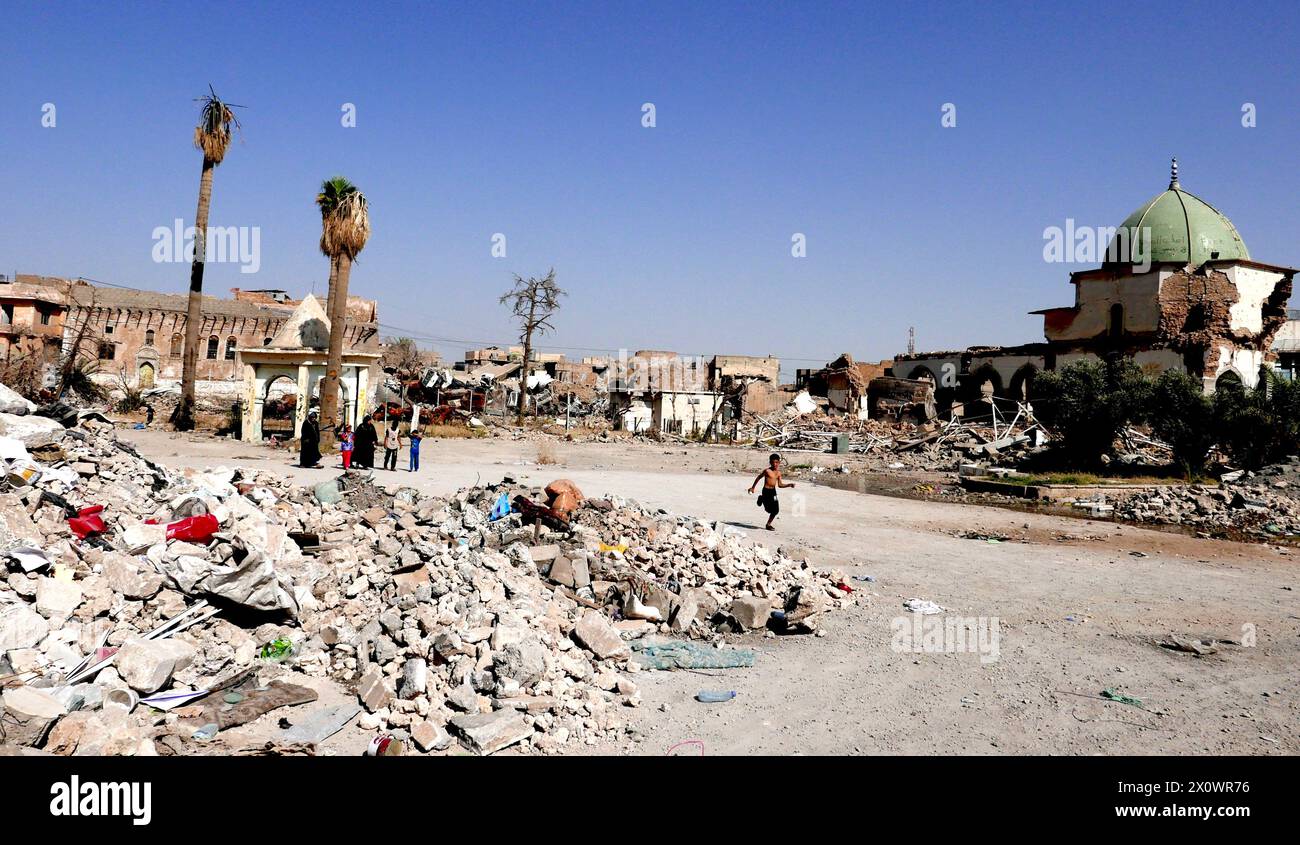 Distruzione nella città vecchia di Mosul, Iraq, dopo la battaglia contro lo Stato islamico con la distrutta moschea al-Nuri. Foto Stock