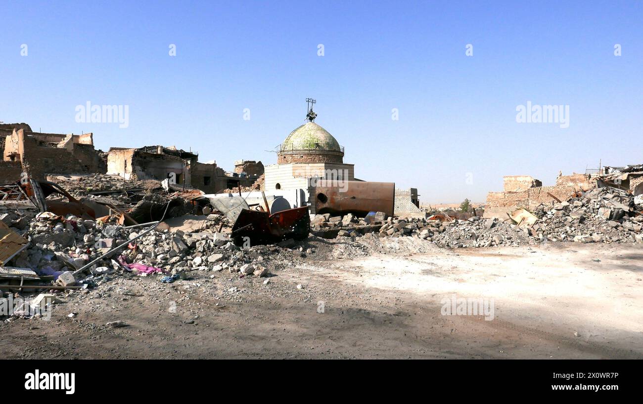 Distruzione nella città vecchia di Mosul, Iraq, dopo la battaglia contro lo Stato islamico con la distrutta moschea al-Nuri. Foto Stock