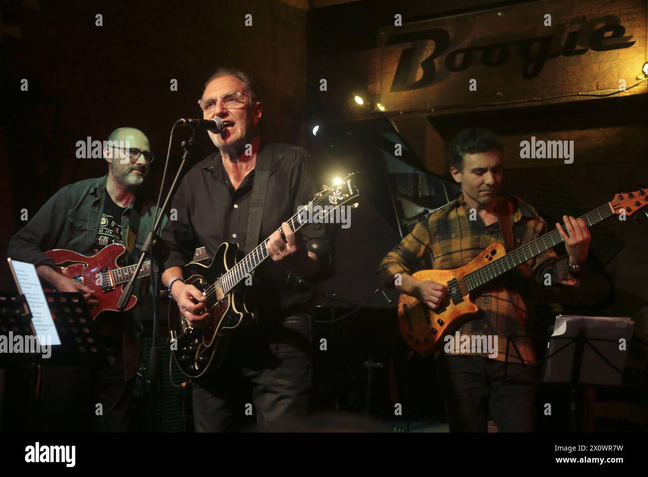 13 aprile 2024, Roma, Lazio, Italia: David Blamires e Killer Combo al Boogie Club di Roma. La band offre canzoni incentrate sulla vocalità di Blamires, pezzi conosciuti e suonati anche con il Pat Metheny Group, di cui è stato un membro ufficiale e stabile tra gli anni '80 e '90, esibendosi in tutto il mondo e vincendo due Grammy Awards. Formazione: David Blamires voce ed effetti chitarra; Luigi Masciari chitarra; Giampiero Locatelli pianoforte; Francesco Poeri basso; Pietro Iodice batteria. (Credit Image: © Daniela Franceschelli/Pacific Press via ZUMA Press Wire) SOLO PER USO EDITORIALE! Non per Commercial USA Foto Stock