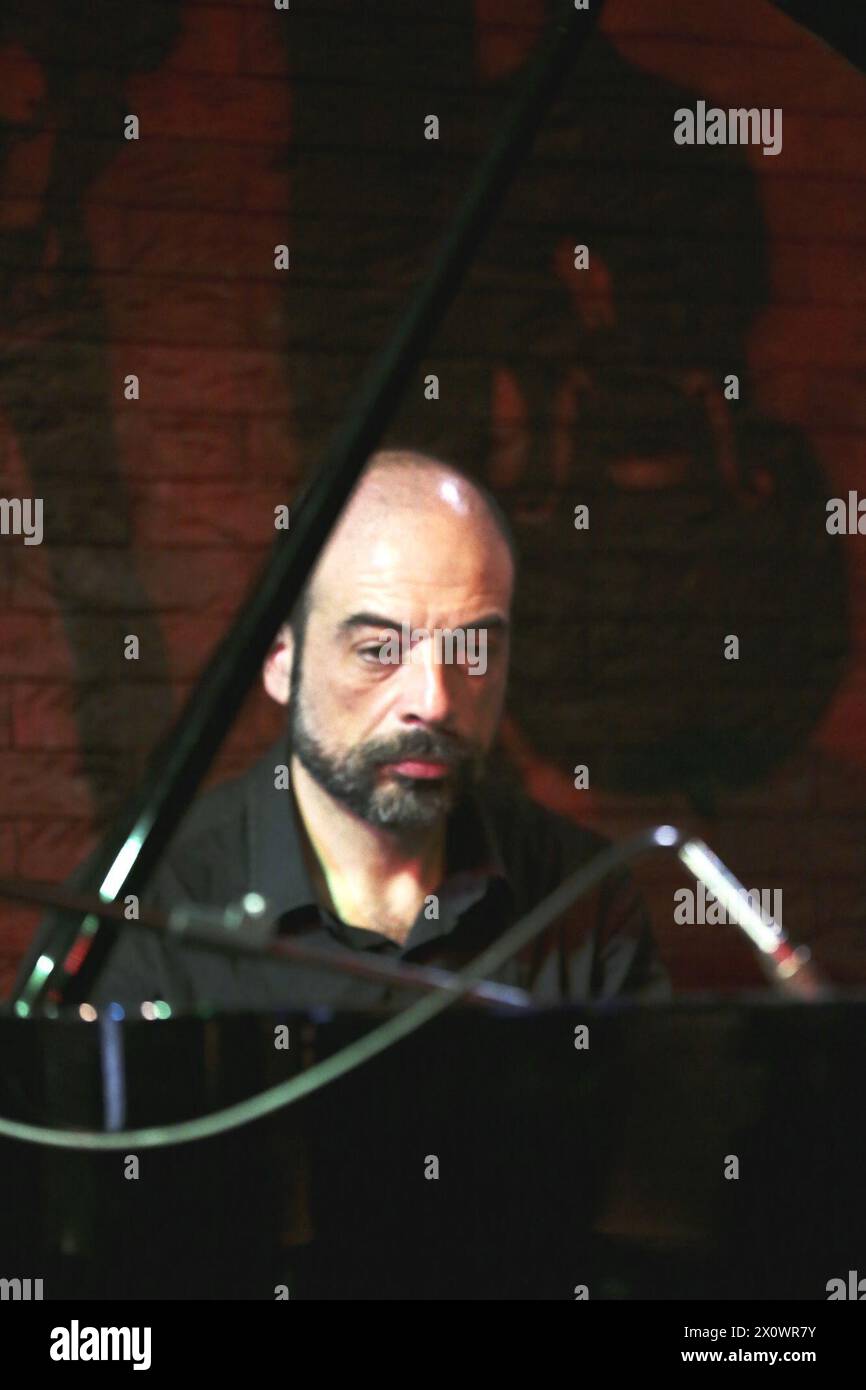 13 aprile 2024, Roma, Lazio, Italia: David Blamires e Killer Combo al Boogie Club di Roma. La band offre canzoni incentrate sulla vocalità di Blamires, pezzi conosciuti e suonati anche con il Pat Metheny Group, di cui è stato un membro ufficiale e stabile tra gli anni '80 e '90, esibendosi in tutto il mondo e vincendo due Grammy Awards. Formazione: David Blamires voce ed effetti chitarra; Luigi Masciari chitarra; Giampiero Locatelli pianoforte; Francesco Poeri basso; Pietro Iodice batteria. (Credit Image: © Daniela Franceschelli/Pacific Press via ZUMA Press Wire) SOLO PER USO EDITORIALE! Non per Commercial USA Foto Stock