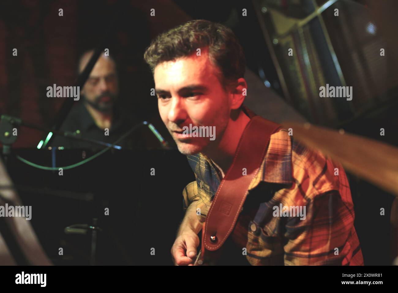 13 aprile 2024, Roma, Lazio, Italia: David Blamires e Killer Combo al Boogie Club di Roma. La band offre canzoni incentrate sulla vocalità di Blamires, pezzi conosciuti e suonati anche con il Pat Metheny Group, di cui è stato un membro ufficiale e stabile tra gli anni '80 e '90, esibendosi in tutto il mondo e vincendo due Grammy Awards. Formazione: David Blamires voce ed effetti chitarra; Luigi Masciari chitarra; Giampiero Locatelli pianoforte; Francesco Poeri basso; Pietro Iodice batteria. (Credit Image: © Daniela Franceschelli/Pacific Press via ZUMA Press Wire) SOLO PER USO EDITORIALE! Non per Commercial USA Foto Stock