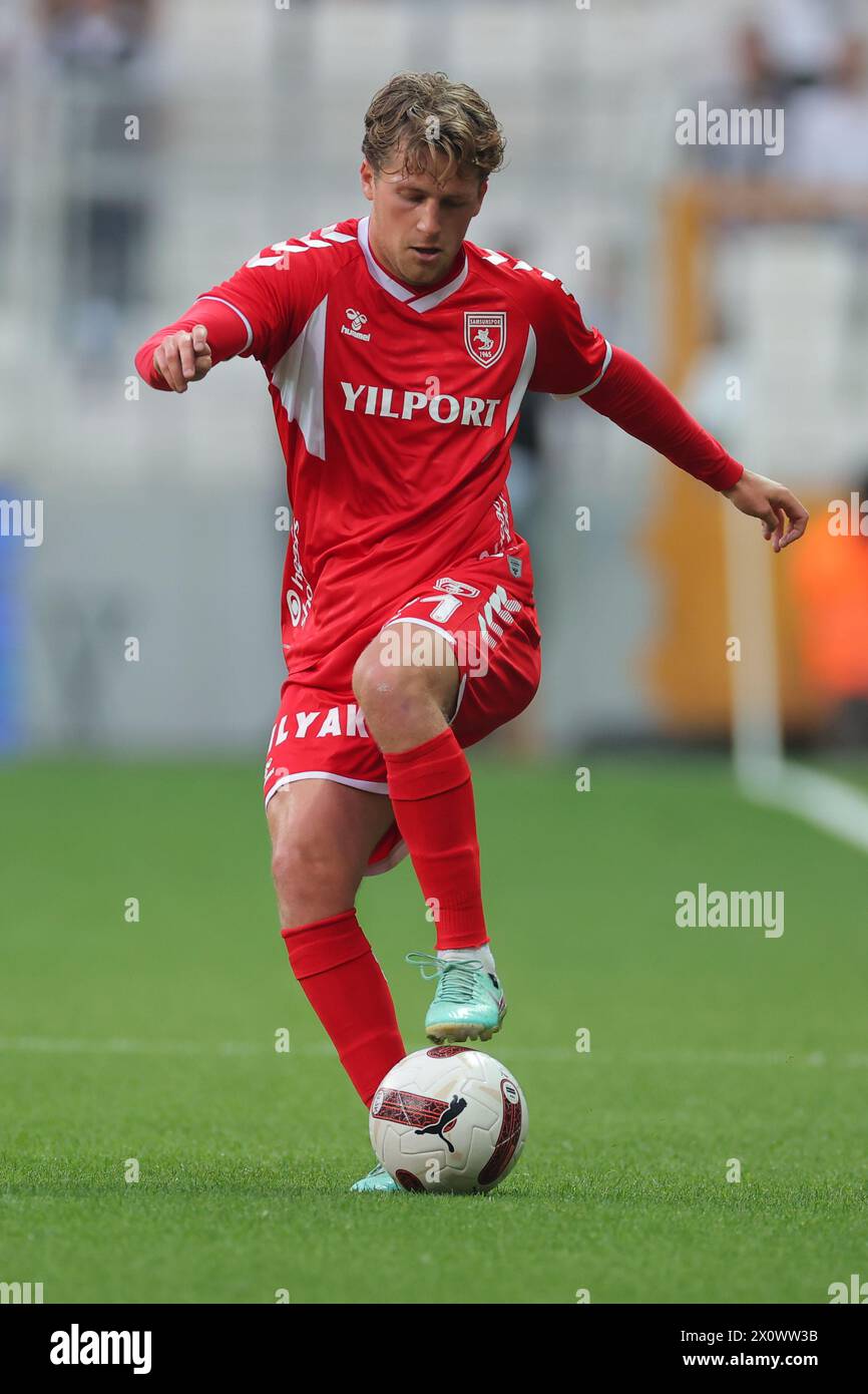 Istanbul, Turchia. 13 aprile 2024. Istanbul, Turchia, 13 aprile 2024: Carlo Holse (21 Samsunspor) durante la partita di calcio turca della Super League tra Besiktas e Samsunspor allo stadio Tupras, Turchia. (EO/SPP) credito: SPP Sport Press Photo. /Alamy Live News Foto Stock