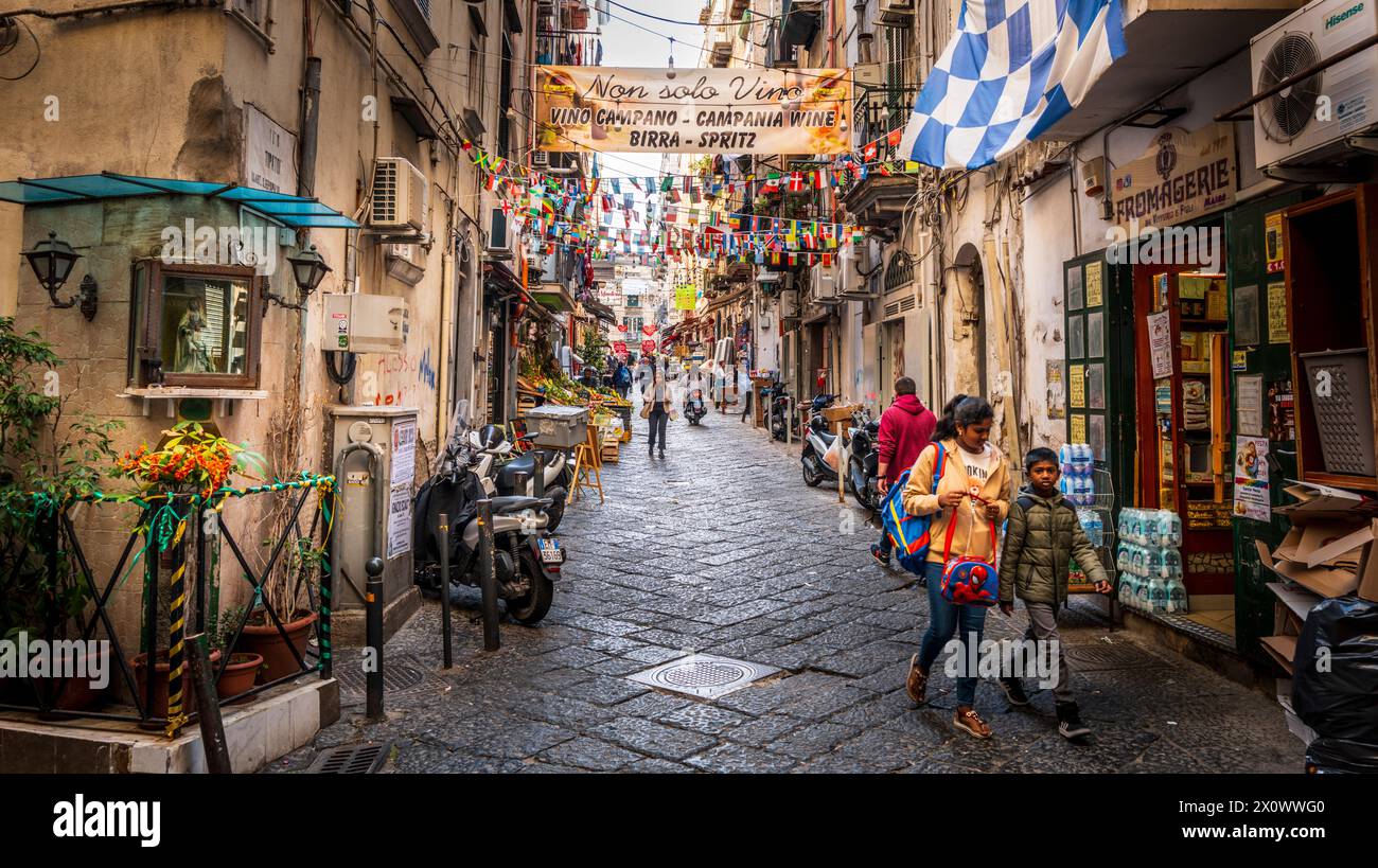 Scena di strada nel quartiere spagnolo di Napoli, in Italia Foto Stock