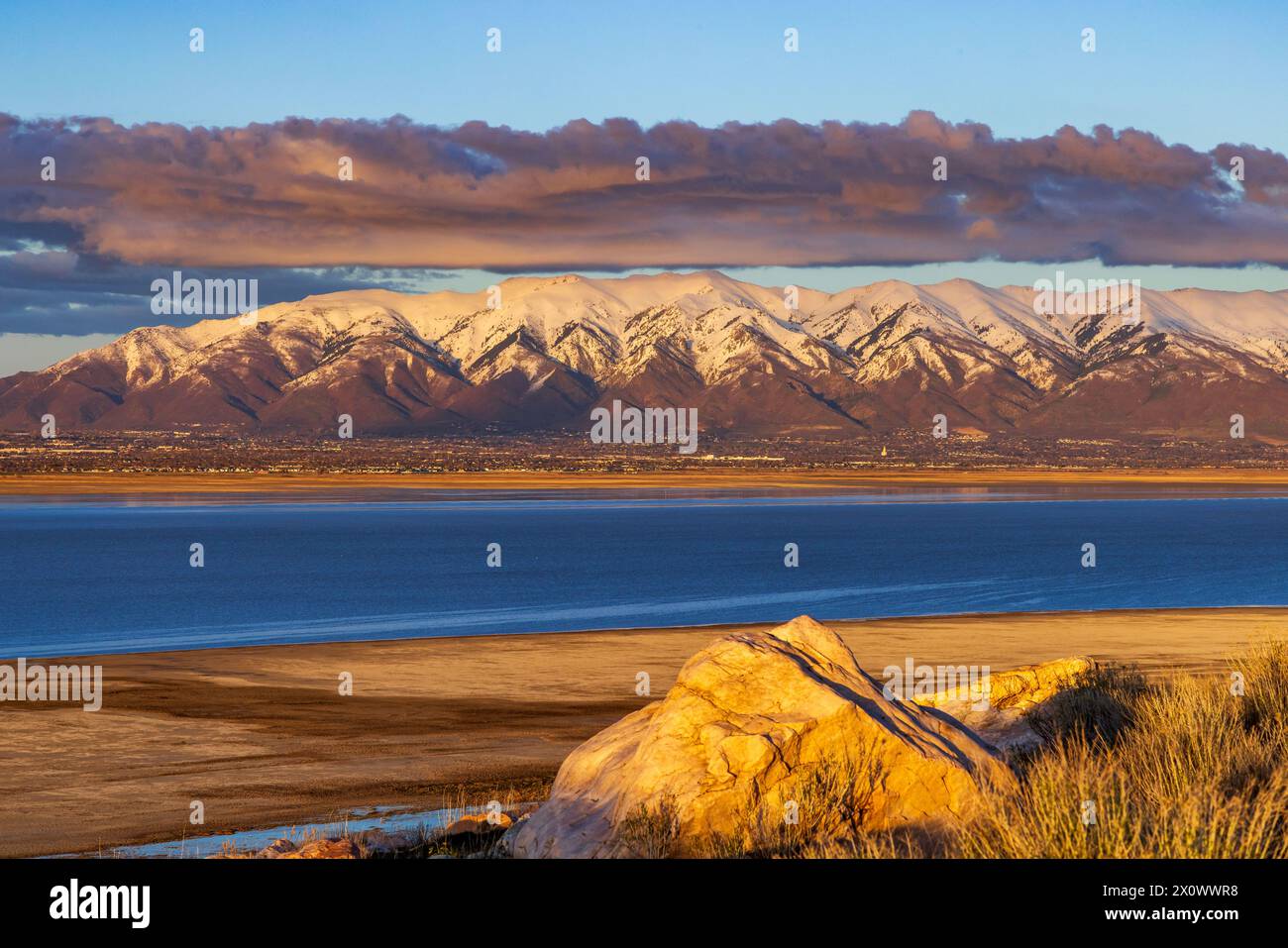 Vista del tardo pomeriggio dall'estremità nord dell'Antelope Island State Park, Davis County, Utah, USA. Questa vista si affaccia a est sull'area di Buffalo Bay. Foto Stock