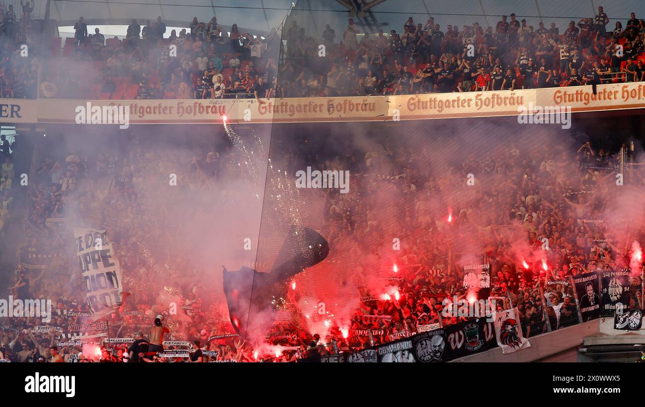 Stoccarda, Ger. 13 aprile 2024. Razzi, pirotecnica, fumogeni, bengalos, nel blocco ventilatori di Francoforte. 13.04.2024, calcio, calcio, Bandesliga, VfB Stoccarda - Eintracht Francoforte, GER, Stoccarda, MHPArena, credito: HMB Media/Heiko Becker/Alamy Live News I REGOLAMENTI DFL VIETANO QUALSIASI USO DI FOTOGRAFIE COME SEQUENZE DI IMMAGINI E/O QUASI-VIDEO. Crediti: Heiko Becker/Alamy Live News Foto Stock