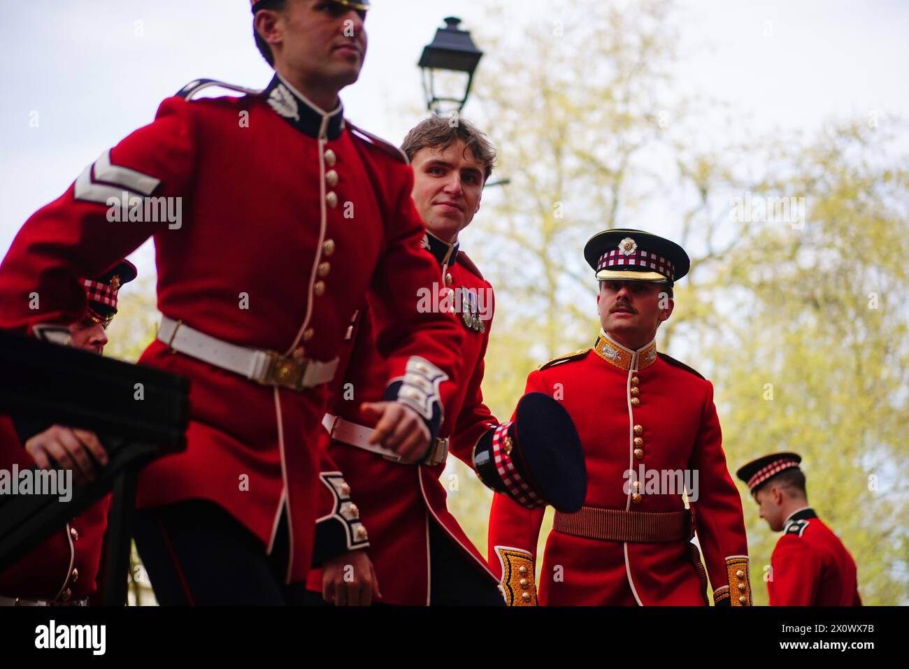 I membri delle guardie scozzesi si riuniscono davanti alla Black Sunday Parade, nella cappella del Guards Museum di Wellington Barracks, Westminster, Londra. Data foto: Domenica 14 aprile 2024. Foto Stock
