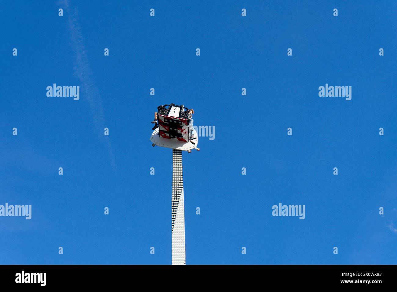 Un emozionante giro in torre rotante a caduta libera, che si libra attraverso il cielo limpido, offre vedute mozzafiato e una scarica di emozioni in un paese fai Foto Stock