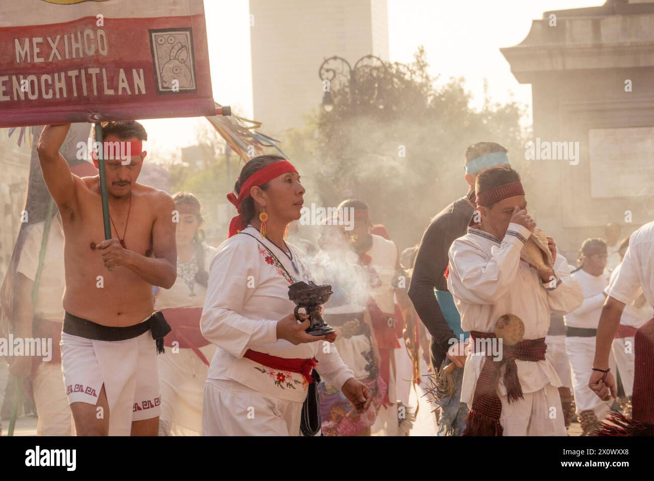 I calpulli Tonalehqueh si esibiscono nella piazza pubblica per celebrare il capodanno Azteco Mexica. Lo spettacolo del gruppo calpulli Tonalehqueh affascina il pubblico con la sua vibrante esibizione di musica e danza tradizionale messicana. Attraverso le loro coreografie esperte e i costumi autentici, offrono una ricca esperienza culturale che celebra il patrimonio e le tradizioni del Messico. Foto Stock