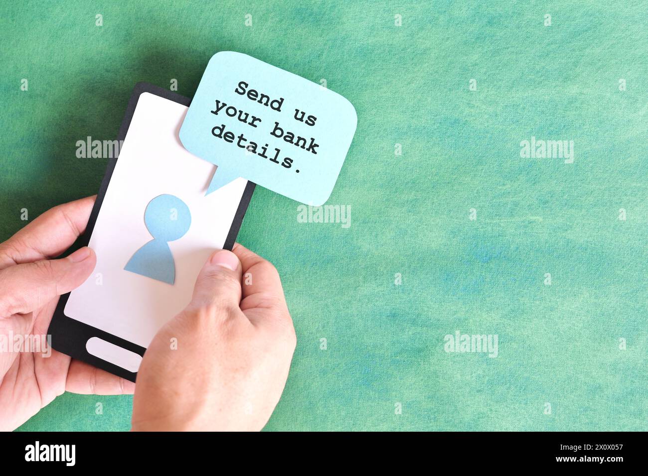 Invia i dati bancari della carta di credito messaggio di testo per la truffa. Tenere a mano il telefono cellulare con un messaggio dal mittente sconosciuto. Foto Stock