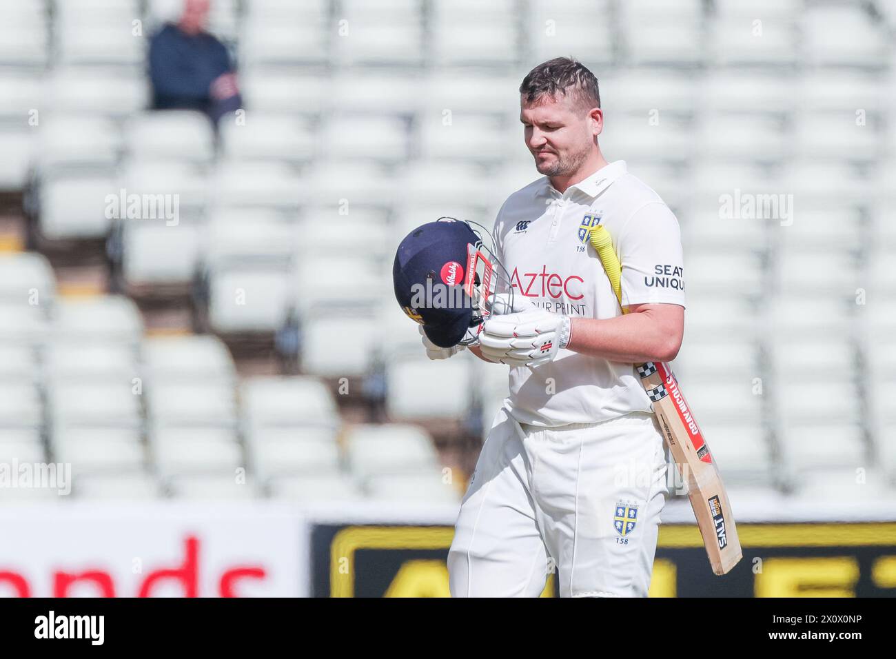 Birmingham, Regno Unito. 14 aprile 2024. Alex Lees di Durham torna alla crepa dopo il suo secolo durante il giorno 3 del Vitality County Championship Division One match tra Warwickshire CCC e Durham CCC all'Edgbaston Cricket Ground, Birmingham, Inghilterra, il 14 aprile 2024. Foto di Stuart Leggett. Solo per uso editoriale, licenza richiesta per uso commerciale. Non utilizzare in scommesse, giochi o pubblicazioni di singoli club/campionato/giocatori. Crediti: UK Sports Pics Ltd/Alamy Live News Foto Stock