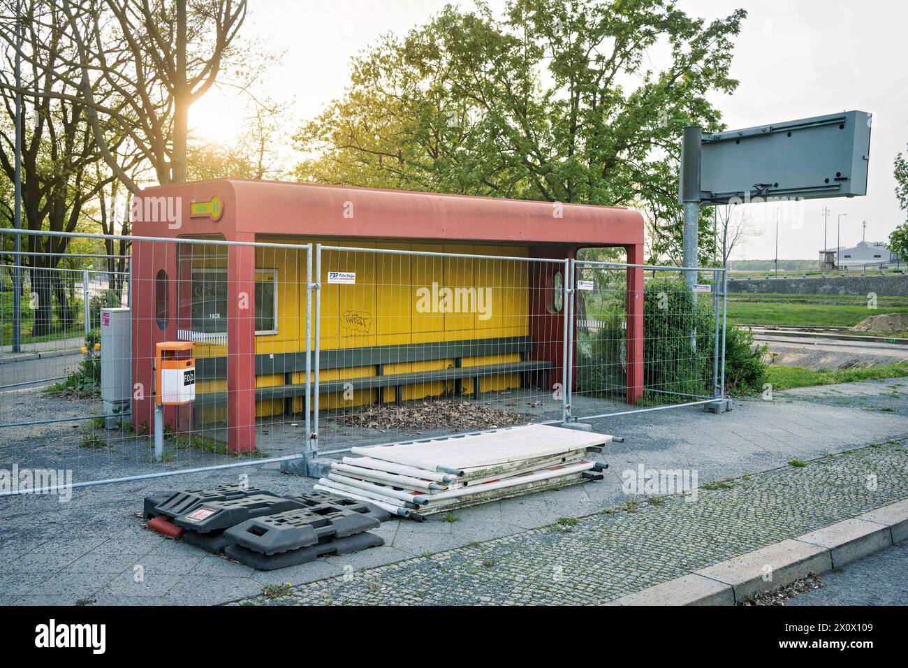 2024-04-13,Berlin,der ehemalige Flughafen Berlin-Tegel otto Lilienthal TXL.Auf dem Gelände ensteht ein Forschungs- und Industriepark für urbane Technologien.BVG Buswartehalle im Design oder 1970er Jahre *** 2024 04 13,Berlino,ex aeroporto Tegel otto Lilienthal TXL Di Berlino Un parco industriale e di ricerca per le tecnologie urbane sono in fase di costruzione sul rifugio BVG degli autobus nel design degli anni '1970 Foto Stock