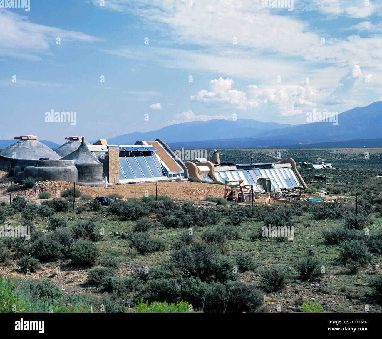 Nuove case di terraferma in prossimità del completamento vicino a Taos nel nuovo Messico. Foto Stock