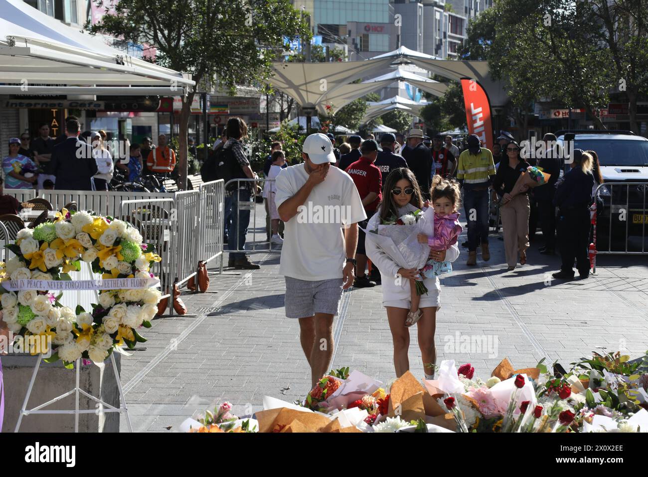 Sydney, Australia. 14 aprile 2024. La scena del crimine di Westfield Bondi Junction è ancora chiusa dalla polizia e la gente sta lasciando fiori nel centro commerciale di fronte, dopo che un aggressore di coltello malato di mente, Joel Cauchi, 40 anni, è andato in preda a una furia uccidendo 6 persone. Crediti: Richard Milnes/Alamy Live News Foto Stock