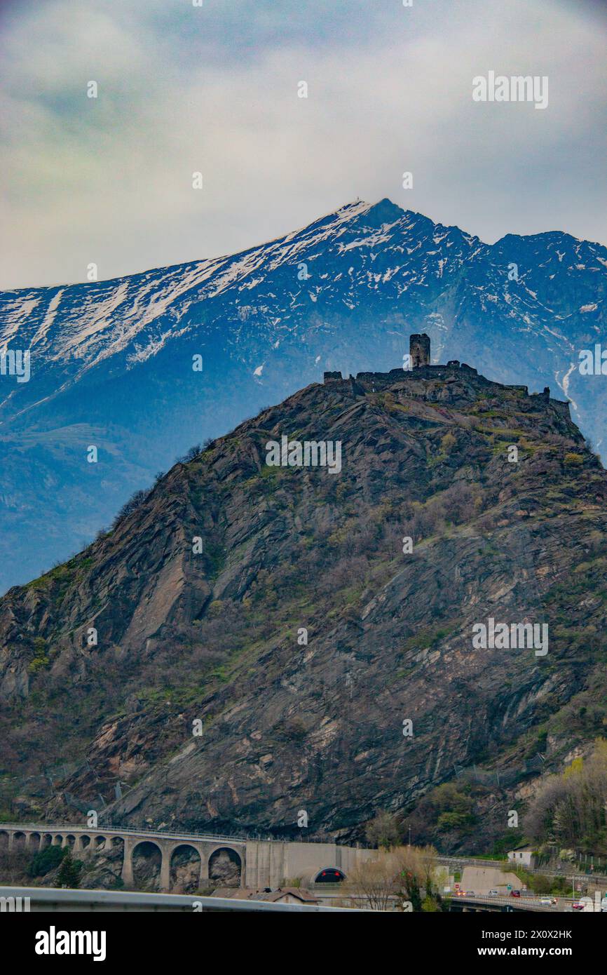 Fortificazione in cima a una collina vicino a Montjovet, Valle d'Aosta, con le Alpi italiane sullo sfondo - Piemonte, Italia Foto Stock