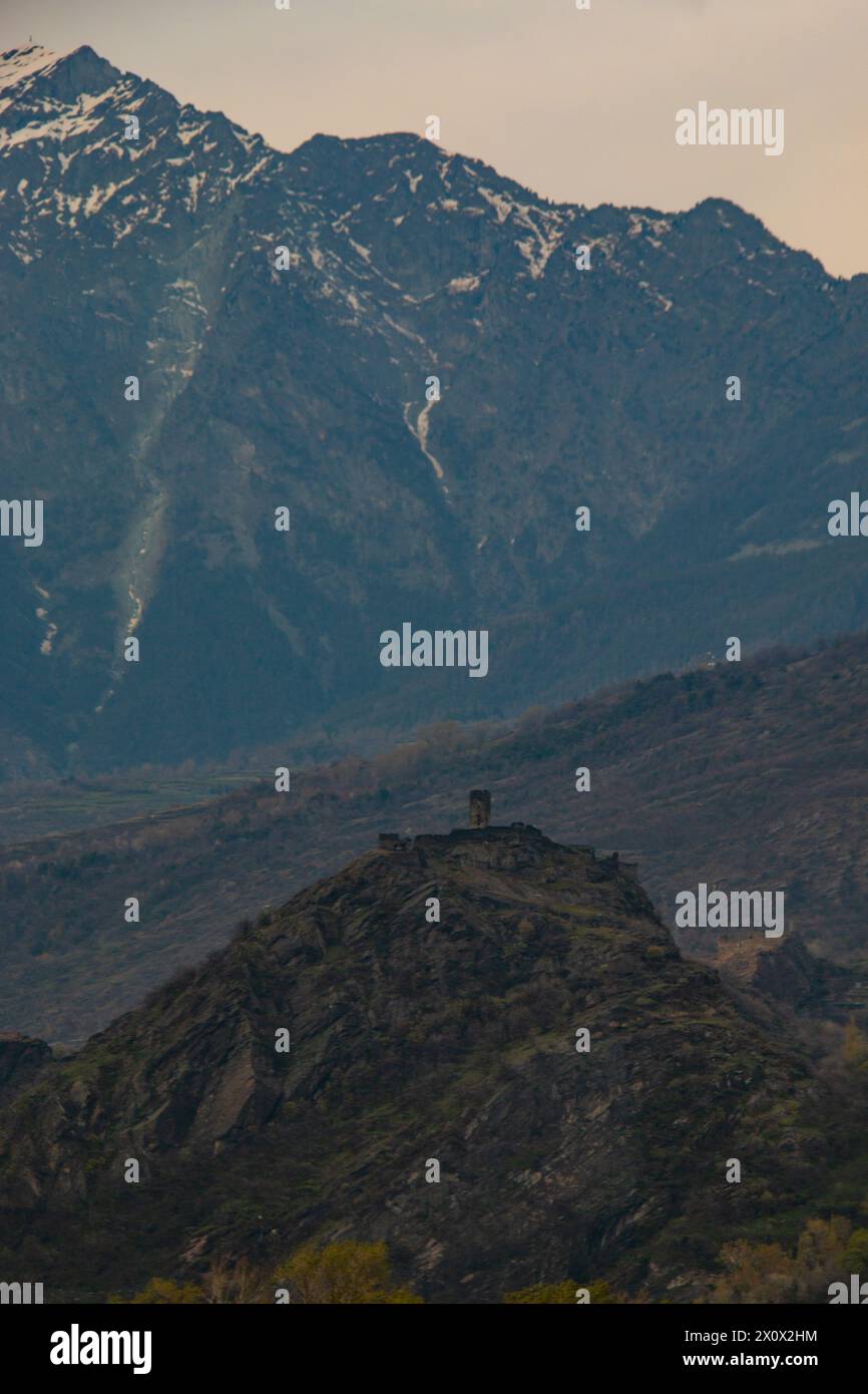 Fortificazione in cima a una collina vicino a Montjovet, Valle d'Aosta, con le Alpi italiane sullo sfondo - Piemonte, Italia Foto Stock