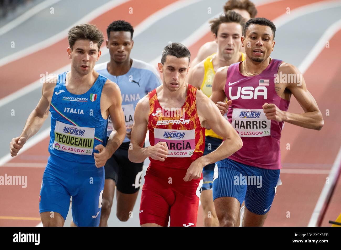 Catalin Tecuceanu dell'Italia, Mariano Garcia della Spagna e Isaiah Harris degli Stati Uniti gareggiano nella semifinale di 800 m il giorno 2 al World Athletics Indo Foto Stock