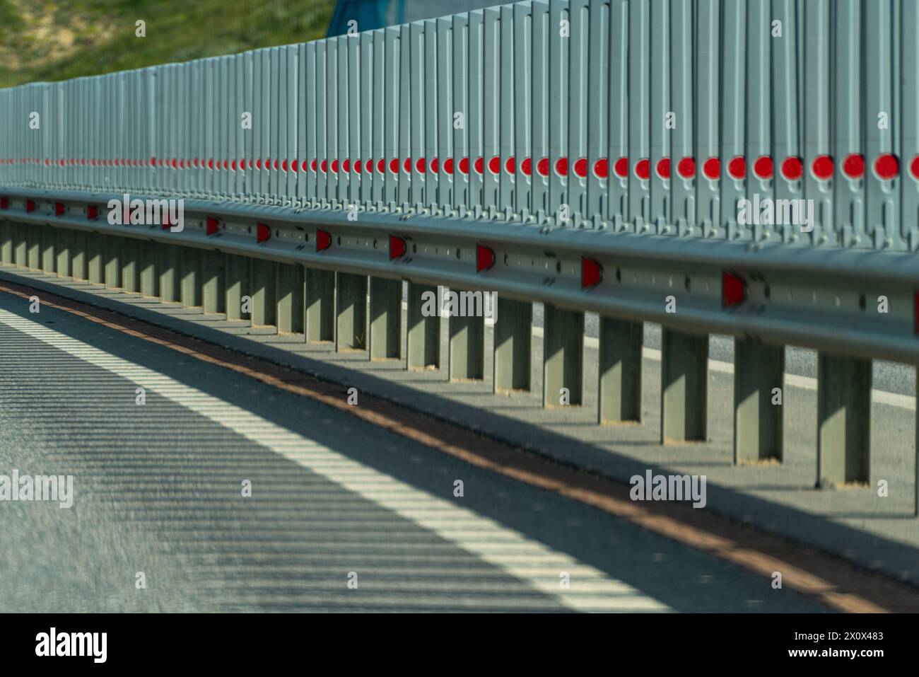 Barriere di sicurezza sull'autostrada. Barriera di sicurezza in acciaio anodizzato. Miglioramento della sicurezza stradale. Foto Stock