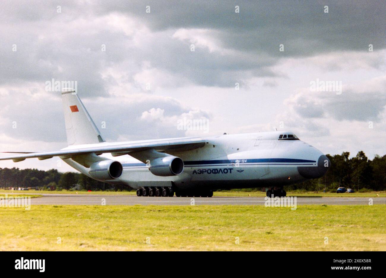 Aereo da trasporto sovietico Aeroflot Antonov An-124 Ruslan CCCP-82007 in mostra al Farnborough Air Show del 1988. Promuovere l'aviazione russa sui mercati aerospaziali. PJSC Aeroflot – Russian Airlines Foto Stock