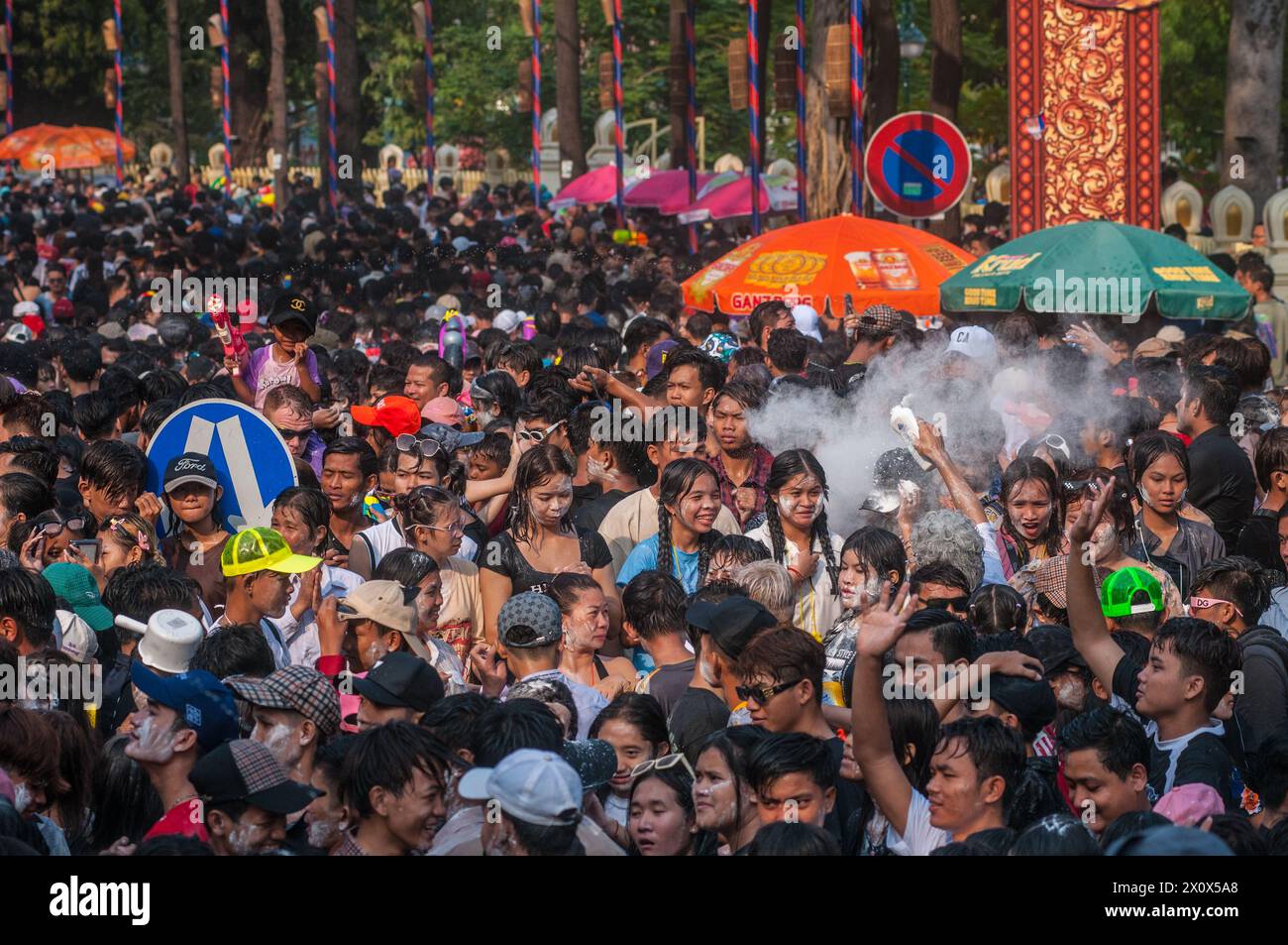 La polvere di talco / polvere per bambini viene gettata in una folla densamente affollata durante il festival cambogiano del capodanno. Wat Phnom, Phnom Penh, Cambogia. © Kraig Lieb Foto Stock