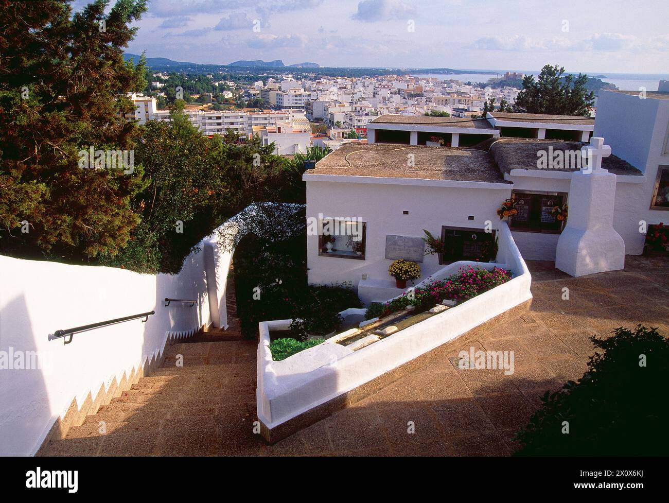 Vista dal cimitero. Puig de Missa di Santa Eulària des Riu, isola di Ibiza, Isole Baleari, Spagna. Foto Stock