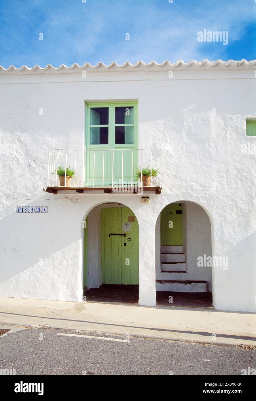 Casa dipinte di bianco. Isola di Ibiza, Isole Baleari, Spagna. Foto Stock