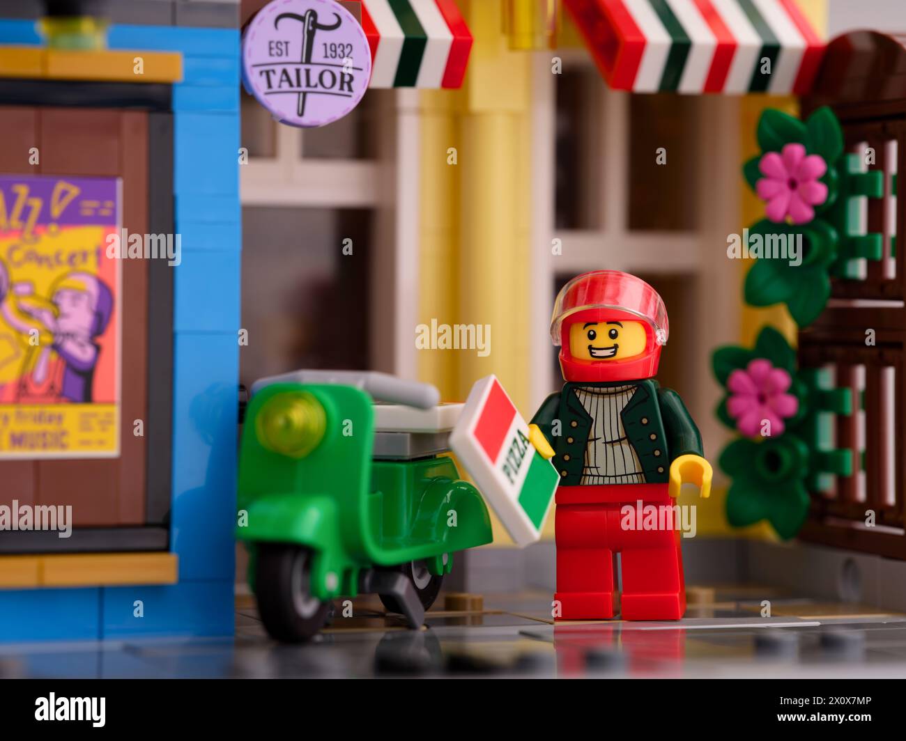 Tambov, Federazione Russa - 21 gennaio 2024 Lego Pizza Delivery man minifigure con il suo ciclomotore in via Lego Foto Stock