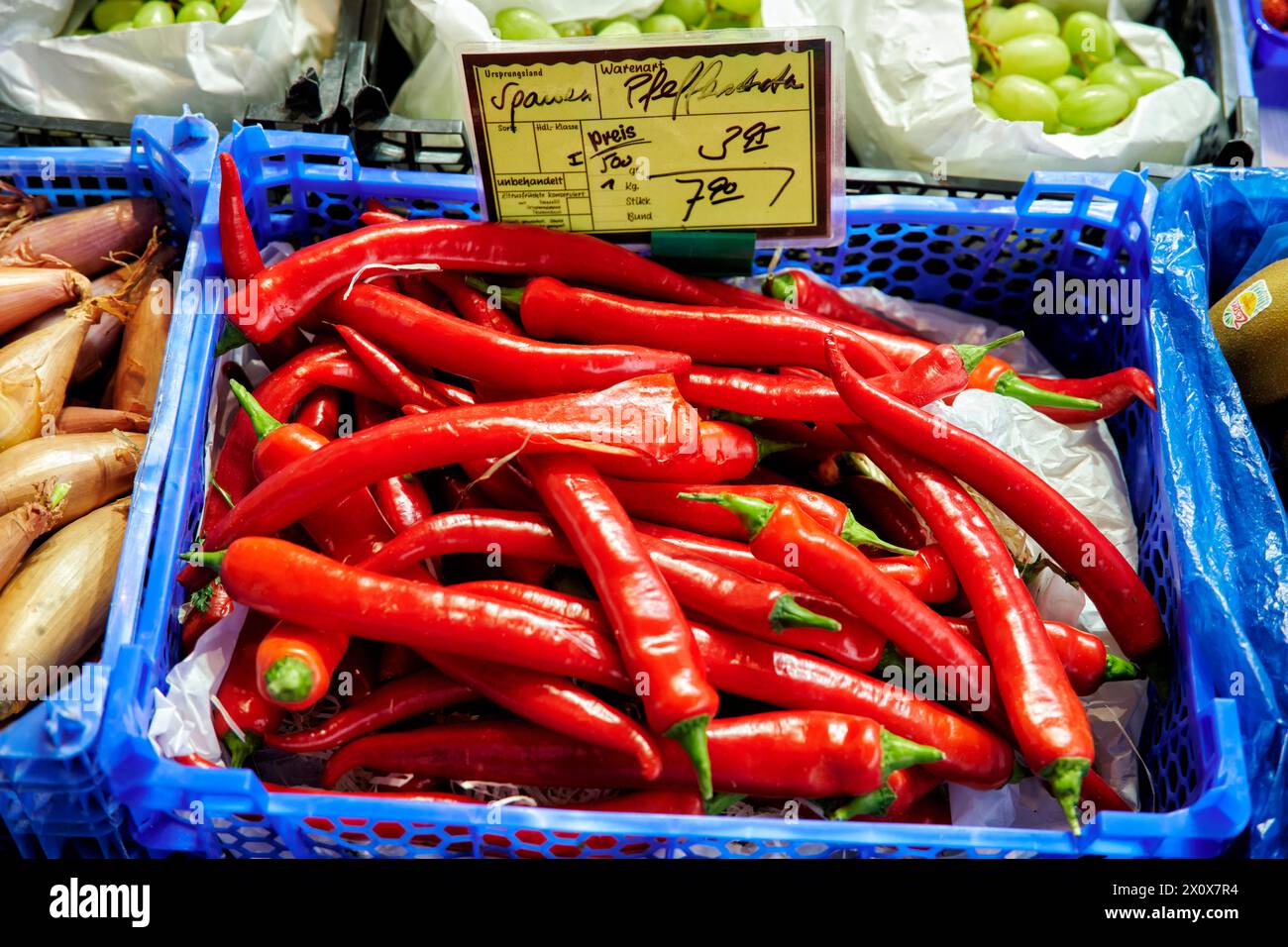 Reichhaltige Obst- und Gemüseauswahl an einem Marktstand. Foto Stock
