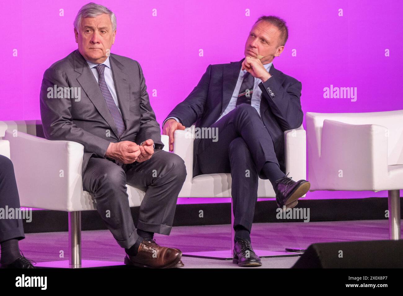 Verona, Italia. 14 aprile 2024. Il ministro degli Esteri italiano Antonio Tajani e il ministro italiano dell'Agricoltura, Francesco Lollobrigida, partecipano alla cerimonia di apertura della 56a edizione del Vinitaly, esposizione internazionale di vino e liquori, alla fiera di Verona, in Italia, il 14 aprile 2024. (Foto di Roberto Tommasini/NurPhoto) credito: NurPhoto SRL/Alamy Live News Foto Stock