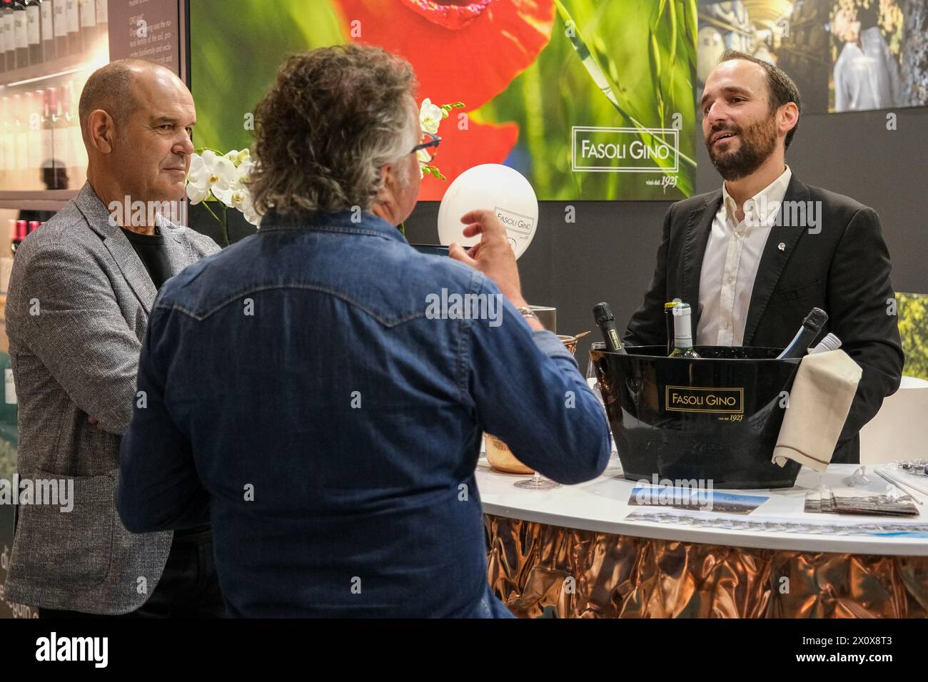 Verona, Italia. 14 aprile 2024. Un espositore descrive i suoi vini ai visitatori alla 56a edizione di Vinitaly, l'esposizione internazionale del vino e dei liquori, alla fiera di Verona, in Italia, il 14 aprile 2024. (Foto di Roberto Tommasini/NurPhoto) credito: NurPhoto SRL/Alamy Live News Foto Stock