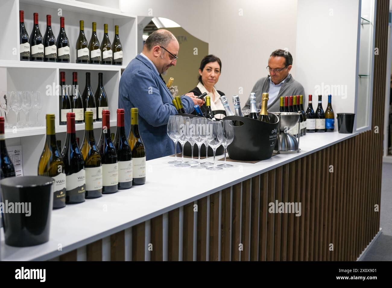 Verona, Italia. 14 aprile 2024. Una panoramica generale dello stand espositivo Vinitaly è visibile alla 56a edizione di Vinitaly, l'esposizione internazionale del vino e dei liquori, alla fiera di Verona, in Italia, il 14 aprile 2024. (Foto di Roberto Tommasini/NurPhoto) credito: NurPhoto SRL/Alamy Live News Foto Stock