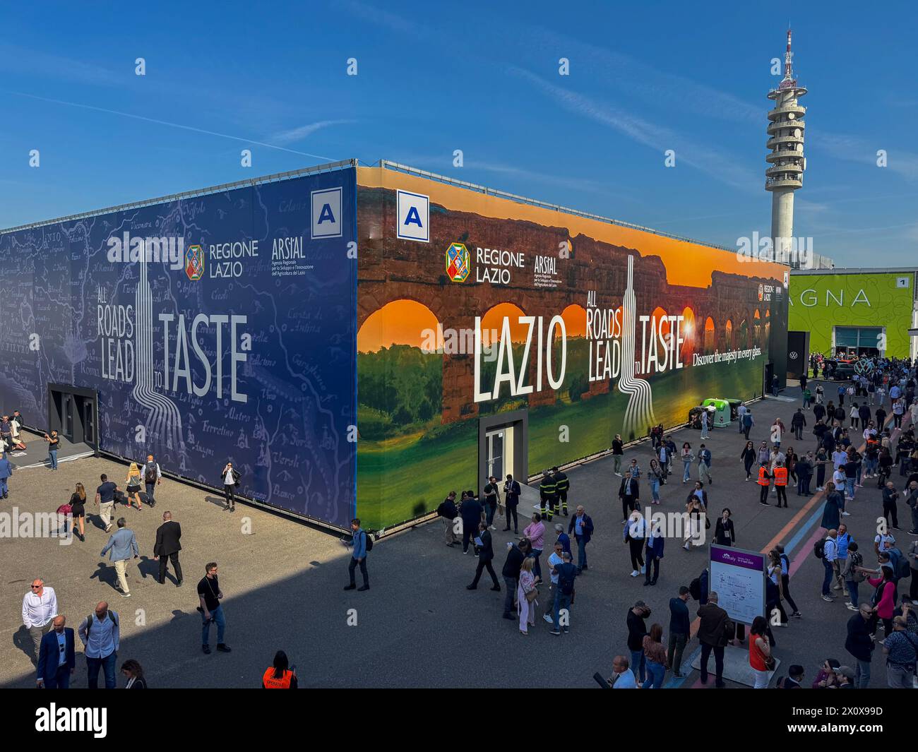 Una panoramica generale del padiglione expo del quartiere Verona Fiere è stata presentata durante la 56a edizione di Vinitaly, esposizione internazionale di vino e liquori, a Verona, Italia, il 14 aprile 2024. (Foto di Roberto Tommasini/NurPhoto) Foto Stock