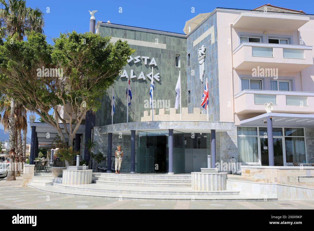 KOS, GRECIA - 12 MAGGIO 2019: Donna turistica non identificata che aspetta di fronte all'hotel in una giornata termale Foto Stock