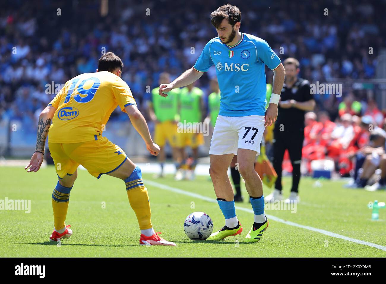 Nadir Zortea di Frosinone e Khvicha Kvaratskhelia della SSC Napoli durante la partita di serie A tra SSC Napoli e Frosinone calcio allo stadio Diego Armando Maradona di Napoli (Italia), 14 aprile 2024. Foto Stock