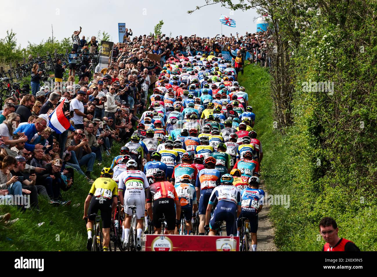 GULPEN - Arrampicata sul Gulperberg durante l'Amstel Gold Race 2024 il 14 aprile 2024 a Gulpen, Paesi Bassi. Questa gara ciclistica di un giorno fa parte dell'UCI WorldTour. ANP VINCENT JANNINK Foto Stock