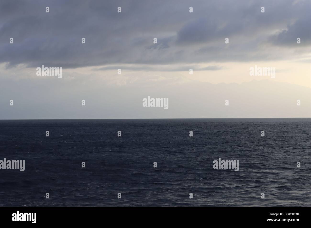 All'alba sull'oceano Atlantico Foto Stock