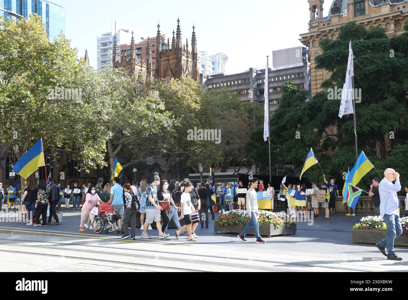 Sydney, Australia. 14 aprile 2024. Gli ucraini tengono una manifestazione che segna 2 anni di prigionia per i coraggiosi soldati ucraini che hanno difeso la città di Mariupol e le acciaierie Azovstal per 80 giorni, mentre erano circondati, in inferiorità numerica e in inferiorità numerica. Crediti: Richard Milnes/Alamy Live News Foto Stock