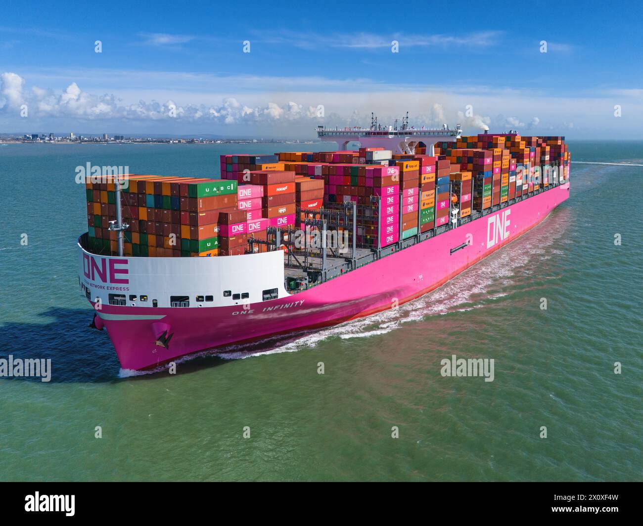 One Infinity è un trasportatore di container ultra-large gestito da Ocean Network Express tra Asia ed Europa. Foto Stock