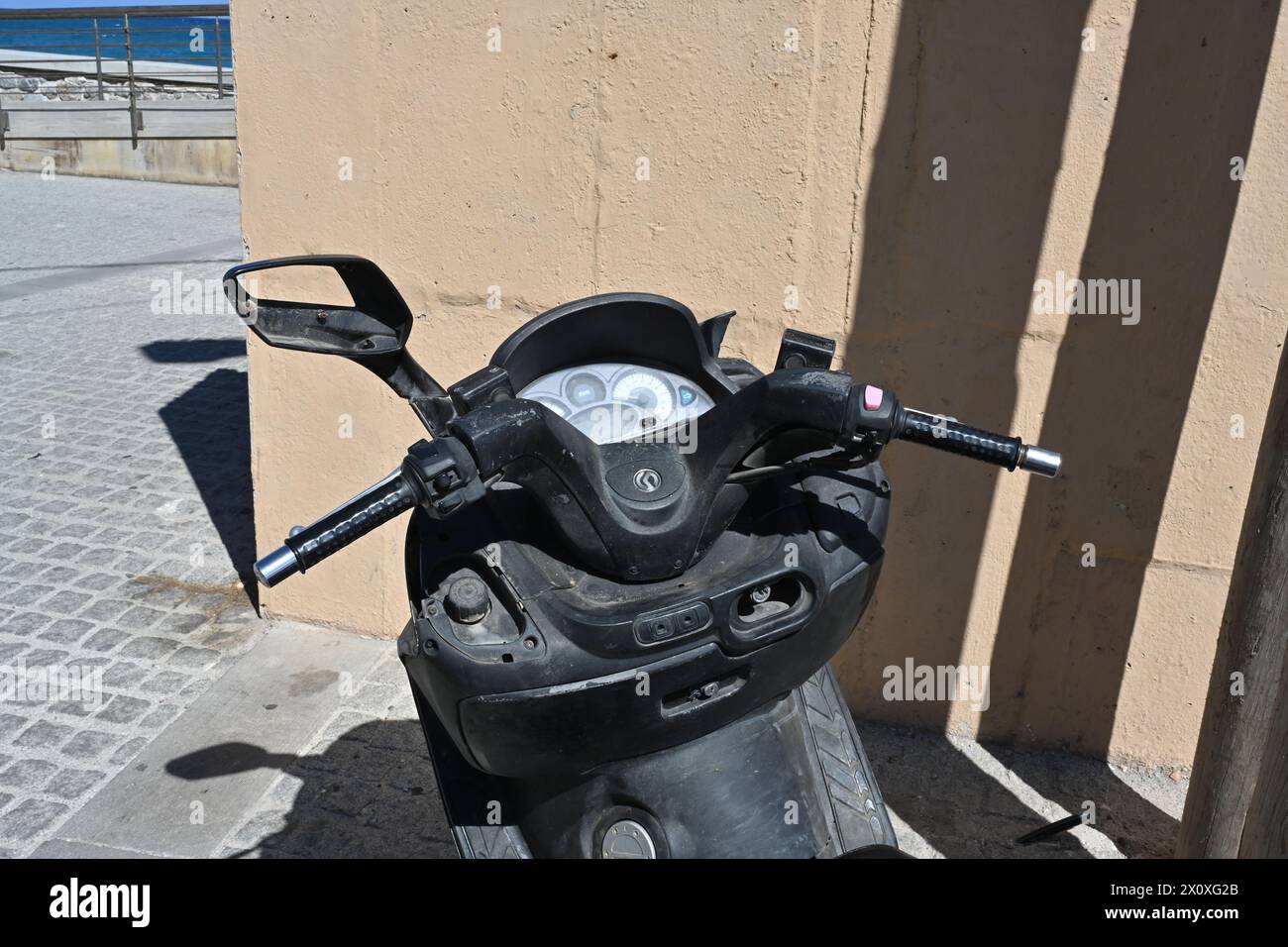 Manubrio della motocicletta distrutto con specchietto retrovisore danneggiato nella vista dettagliata. Foto Stock