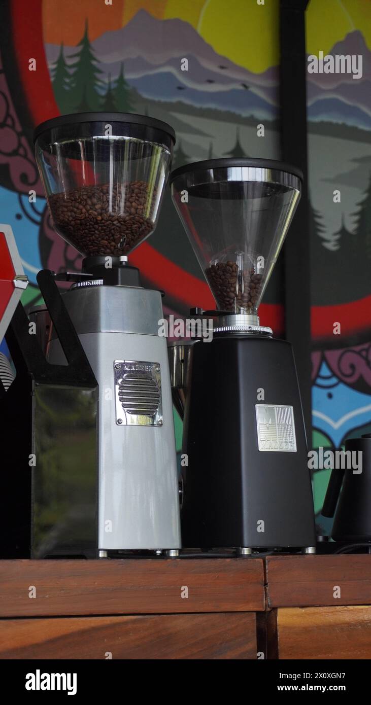 Una macchina per il caffè in acciaio inossidabile usata in un caffè Foto Stock