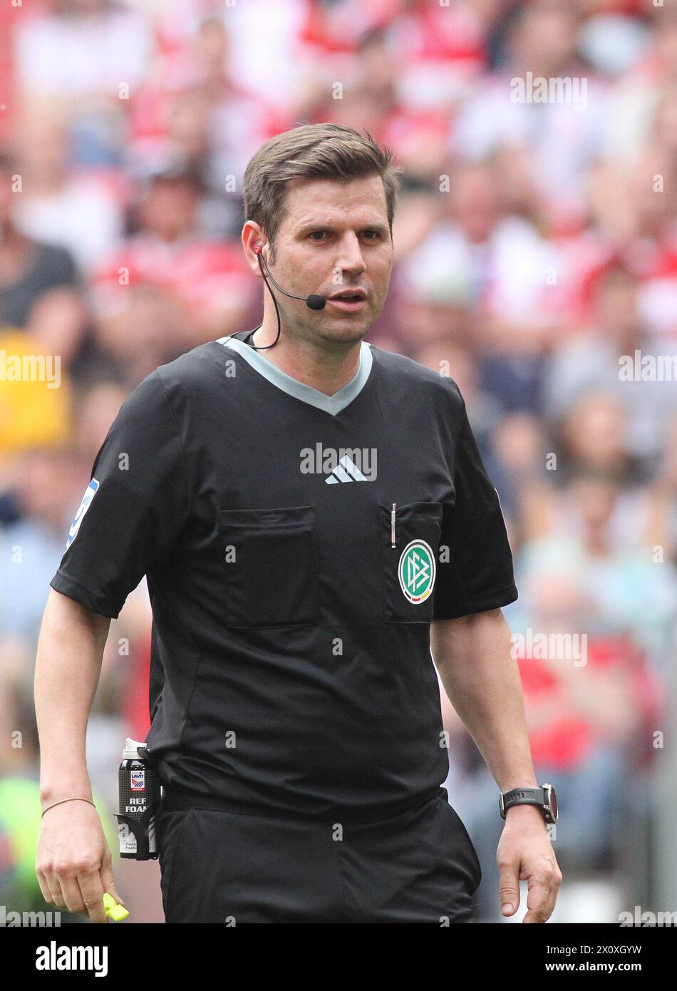 MONACO, Germania - 13. Aprile 2024: Arbitro: Frank WILLENBORG durante la partita di calcio della Bundesliga tra il Bayern Muenchen e il 1. FC KOELN, Köln all'Allianz Arena di Monaco il 13. Aprile 2024, Germania. DFL, Fussball, 2:0 (foto e copyright @ ATP Images / Arthur THILL (THILL Arthur / ATP / SPP) Foto Stock