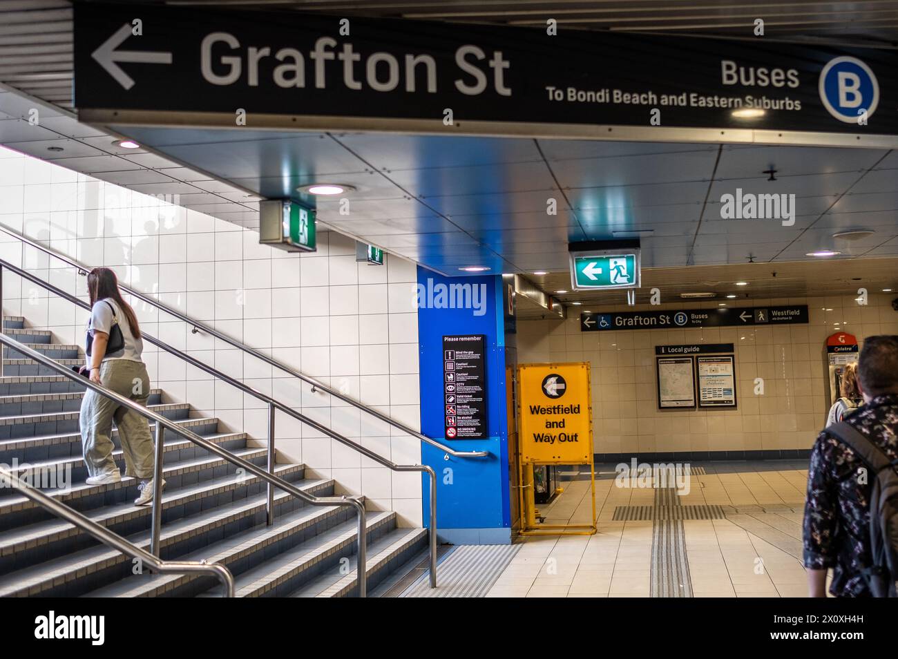 Prendi l'uscita Grafton Street a Bondi Junction Station con un cartello che indica Westfield Foto Stock